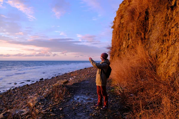 Joven hombre excursionista fotografías amanecer —  Fotos de Stock