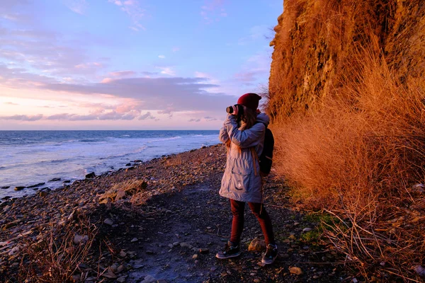Jeune femme randonneur photographies coucher de soleil — Photo