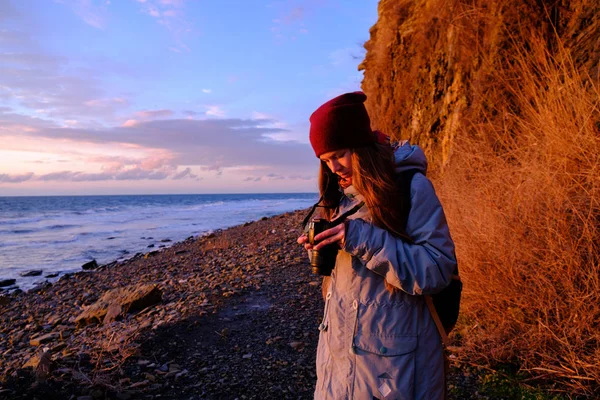 Młoda kobieta wycieczkowicz Zdjęcia zachodu słońca — Zdjęcie stockowe
