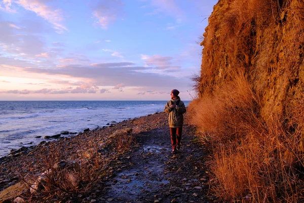 Młody człowiek, stojąc na brzegu morza — Zdjęcie stockowe