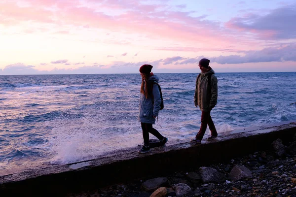 Jeune couple marchant le long de la rive — Photo