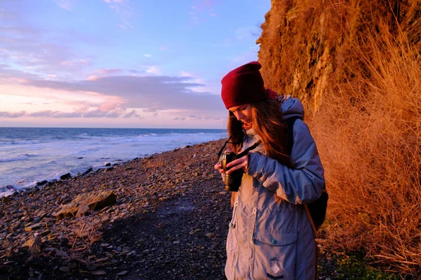 Jeune femme randonneur photographies coucher de soleil — Photo