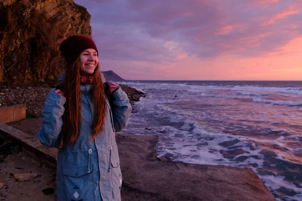Młoda kobieta na zachód słońca nad morzem — Zdjęcie stockowe
