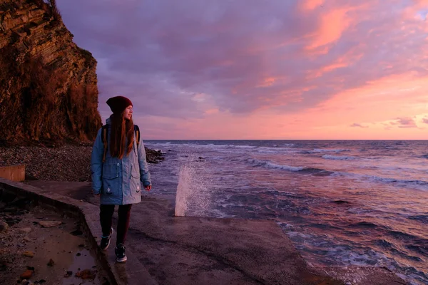 Młoda kobieta na zachód słońca nad morzem — Zdjęcie stockowe