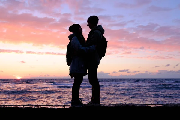 Couple avec mer orageuse et ciel couchant — Photo