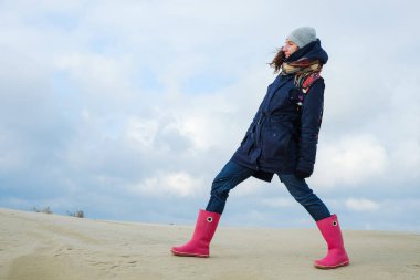 Kış sahilde poz kadın