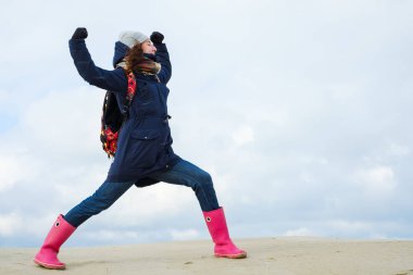 Kış sahilde poz kadın