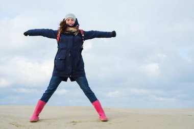 Kış sahilde poz kadın