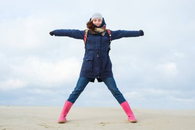 Kış sahilde poz kadın