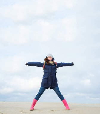 Kış sahilde poz kadın