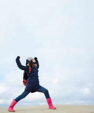 Kış sahilde poz kadın