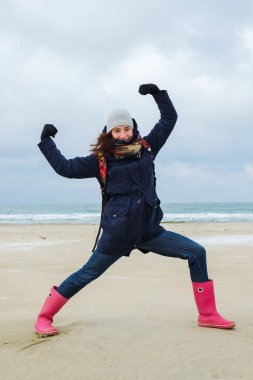 Kış sahilde poz kadın