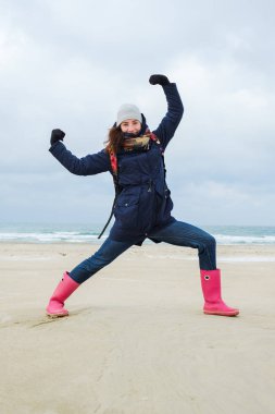 Kış sahilde poz kadın