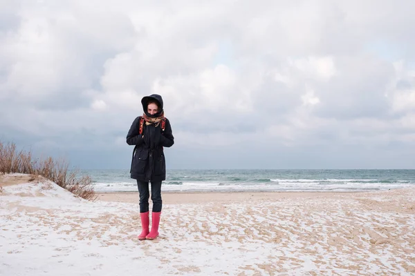 ผู้หญิงโพสบนชายหาดฤดูหนาว — ภาพถ่ายสต็อก