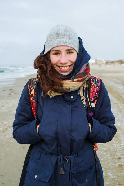 Kobieta, pozowanie na plaży zima — Zdjęcie stockowe