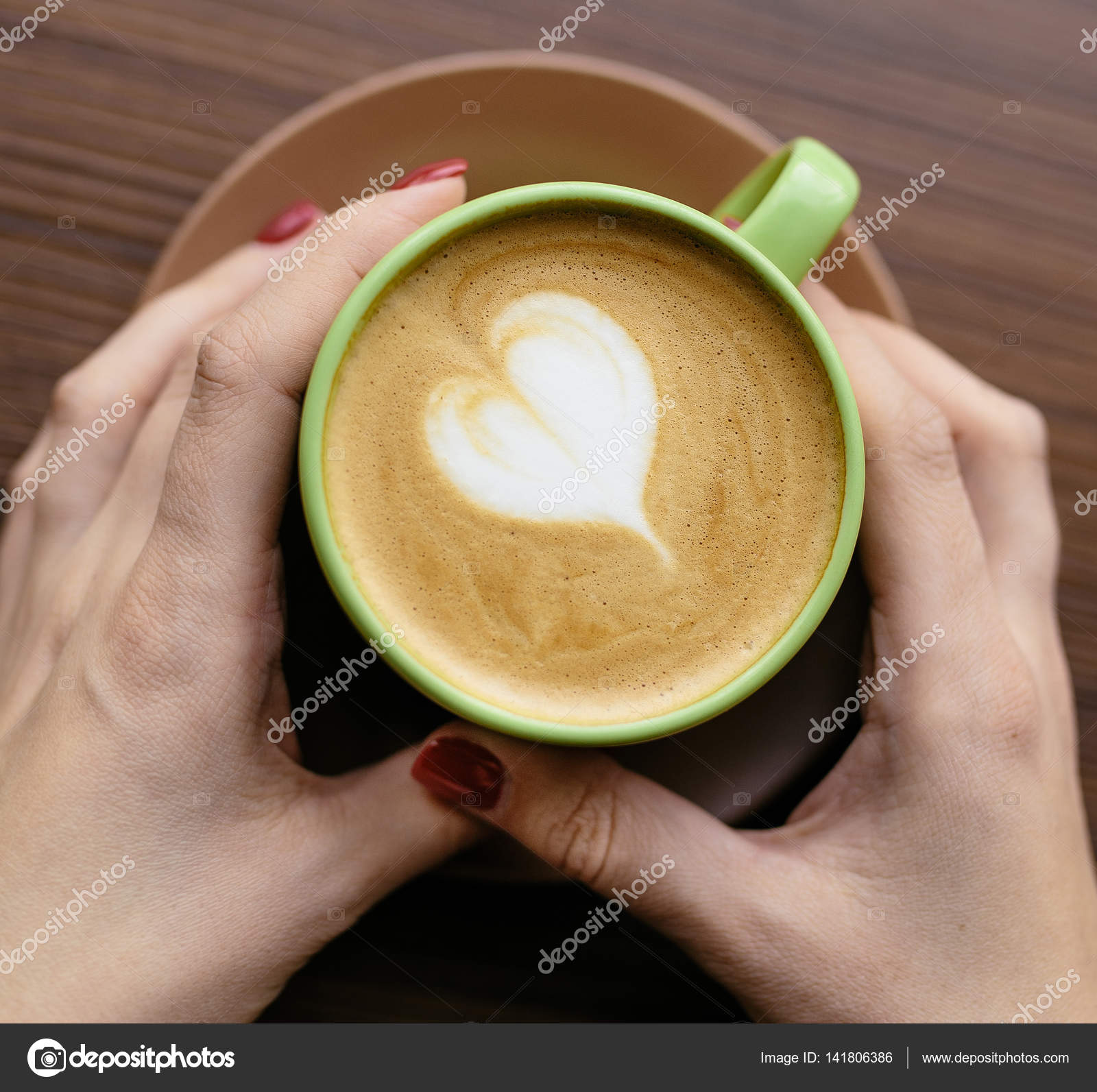 ハートのシンボルを持つコーヒー カフェラテのカップ ストック写真 C Skvalval