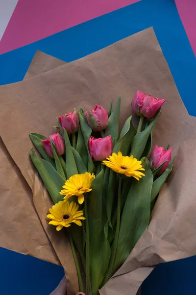 Tulipani e fiori gialli — Foto Stock