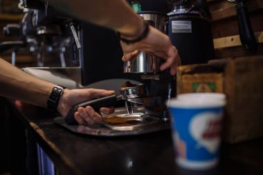 Taze kahve öğütme Barista