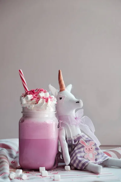 Juguete unicornio y batido de leche rosa — Foto de Stock