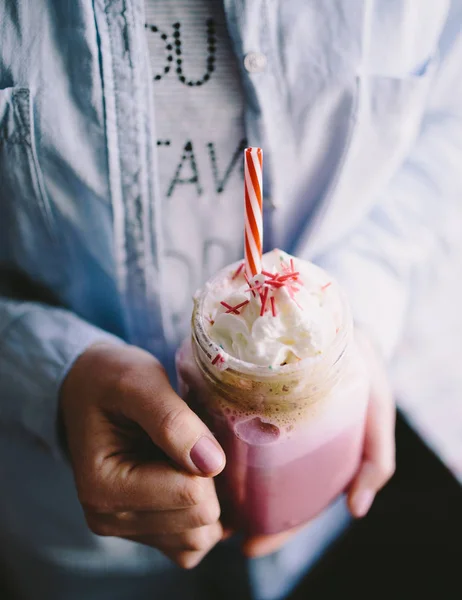 소녀 핑크 커피 컵을 들고 — 스톡 사진