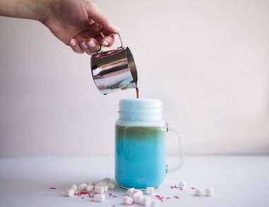 Kadın kahve mason kavanoza dökme