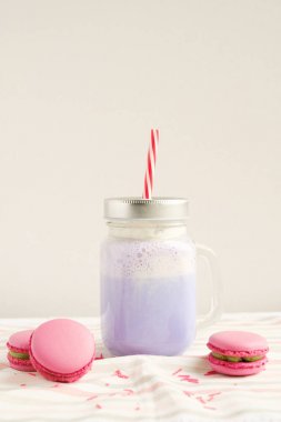 Stilize mason kavanoza mor kahve