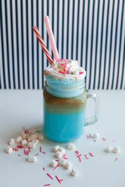 Krema ile mavi kahve