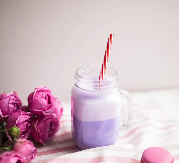 Café roxo em frasco de pedreiro estilizado — Fotografia de Stock