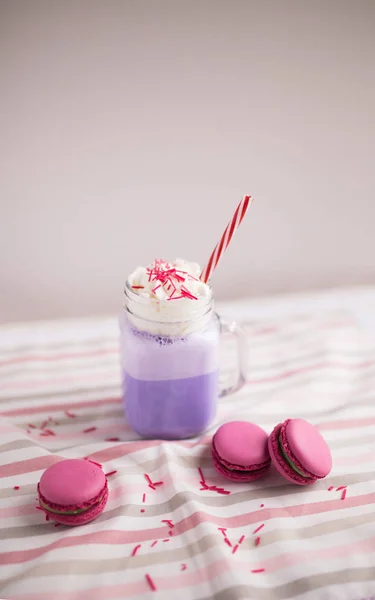 Café roxo em frasco de pedreiro estilizado — Fotografia de Stock