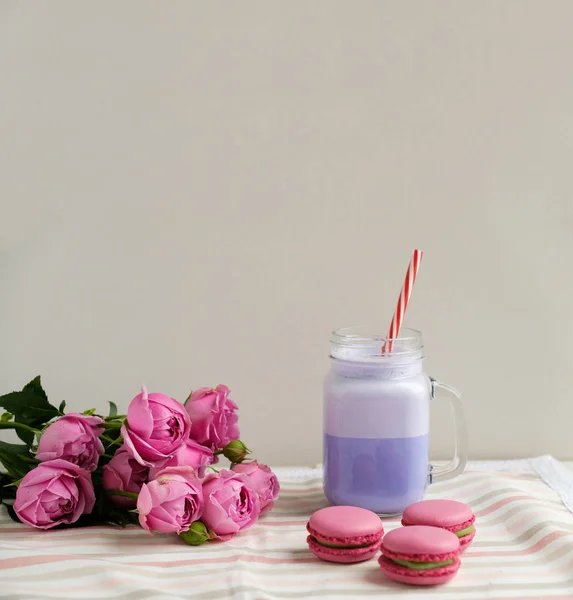Café roxo em frasco de pedreiro estilizado — Fotografia de Stock