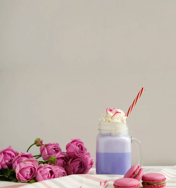 Café roxo em frasco de pedreiro estilizado — Fotografia de Stock