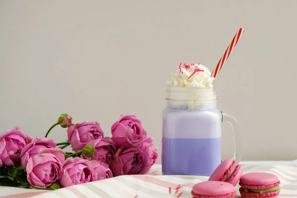 Purple coffee in stylized mason jar — Stock Photo, Image