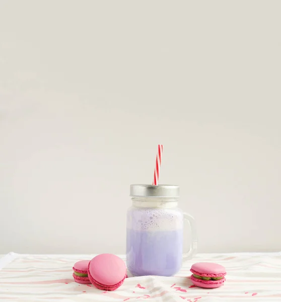 Café roxo em frasco de pedreiro estilizado — Fotografia de Stock