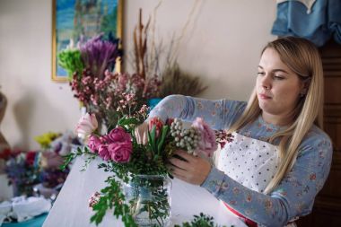 Buket hazırlama kadın çiçekçi