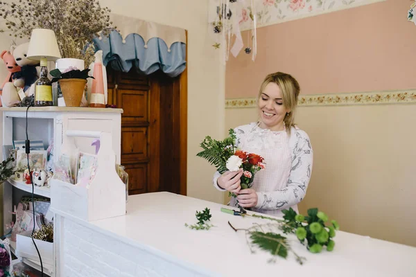 Florist flicka att göra bukett — Stockfoto