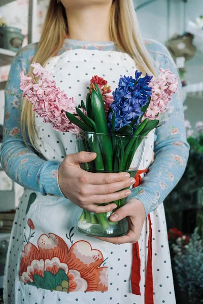 Florista feminina segurando buquê de jacinto — Fotografia de Stock