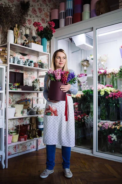 Kvinna florist holding bukett av hyacint — Stockfoto