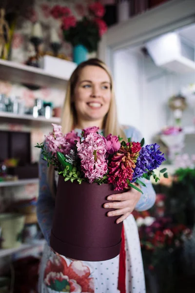 Kvinna florist holding bukett av hyacint — Stockfoto