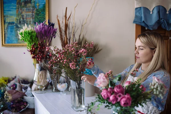 Kvinnliga florist förbereder bukett — Stockfoto