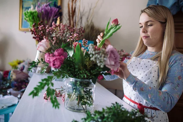 Kvinnliga florist förbereder bukett — Stockfoto