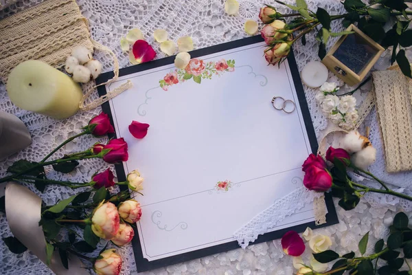 Bröllopsinbjudan, ringar och rosor — Stockfoto