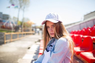 güzel bir genç kadın mavi gömlekli