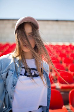 güzel bir genç kadın mavi gömlekli