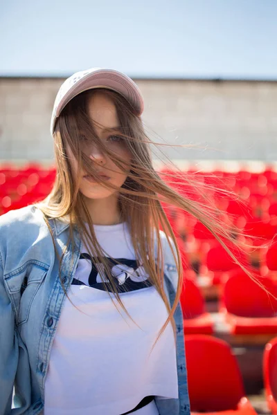 Hermosa joven con camisa azul — Foto de Stock