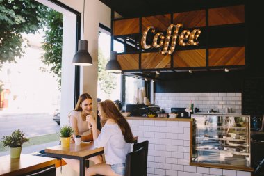 genç kızlar ile smartphone