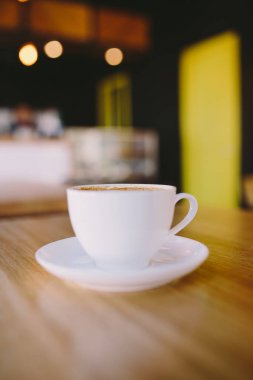 kahve üstünde ahşap bar sayaç