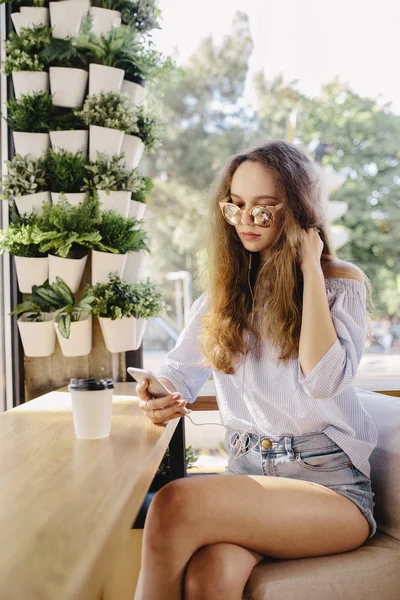 Junges Mädchen mit Mobiltelefon — Stockfoto