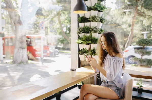 Ung flicka med mobiltelefon — Stockfoto