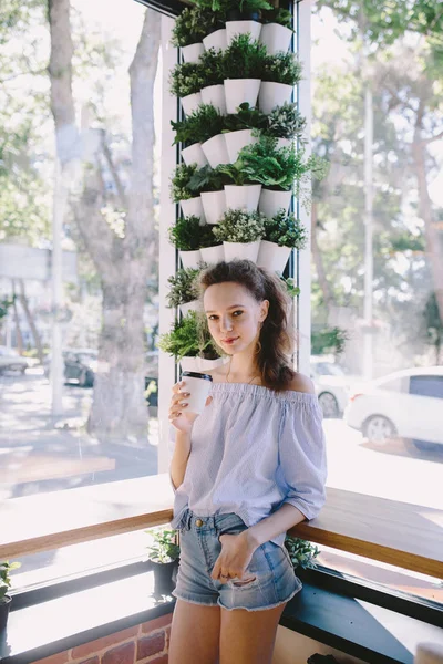 Junges schönes Mädchen trinkt Kaffee — Stockfoto