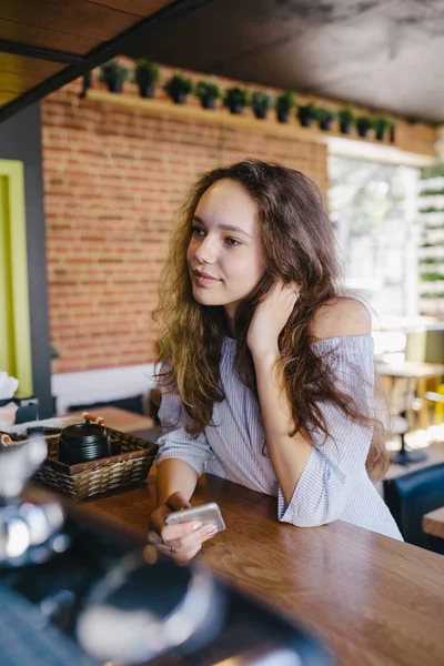 Schönes junges Mädchen mit lockigem Haar — Stockfoto